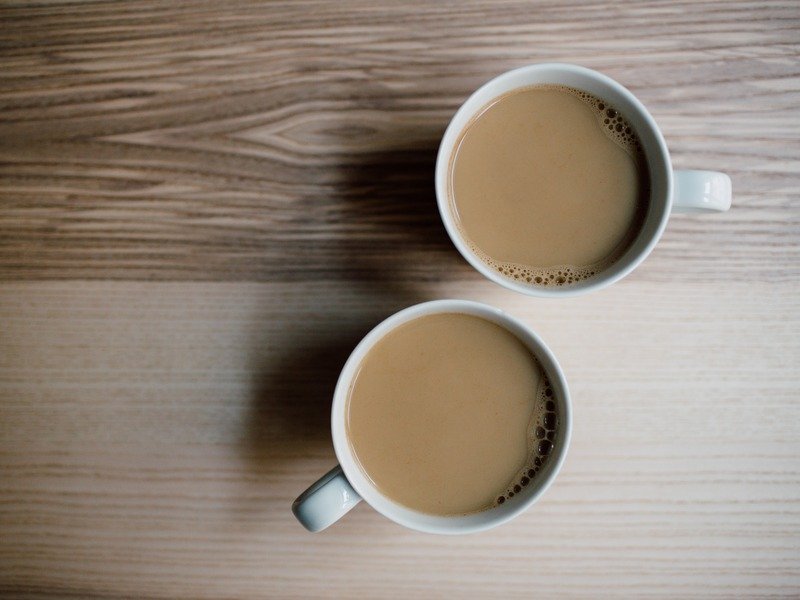 To kopper kaffe på et træbord